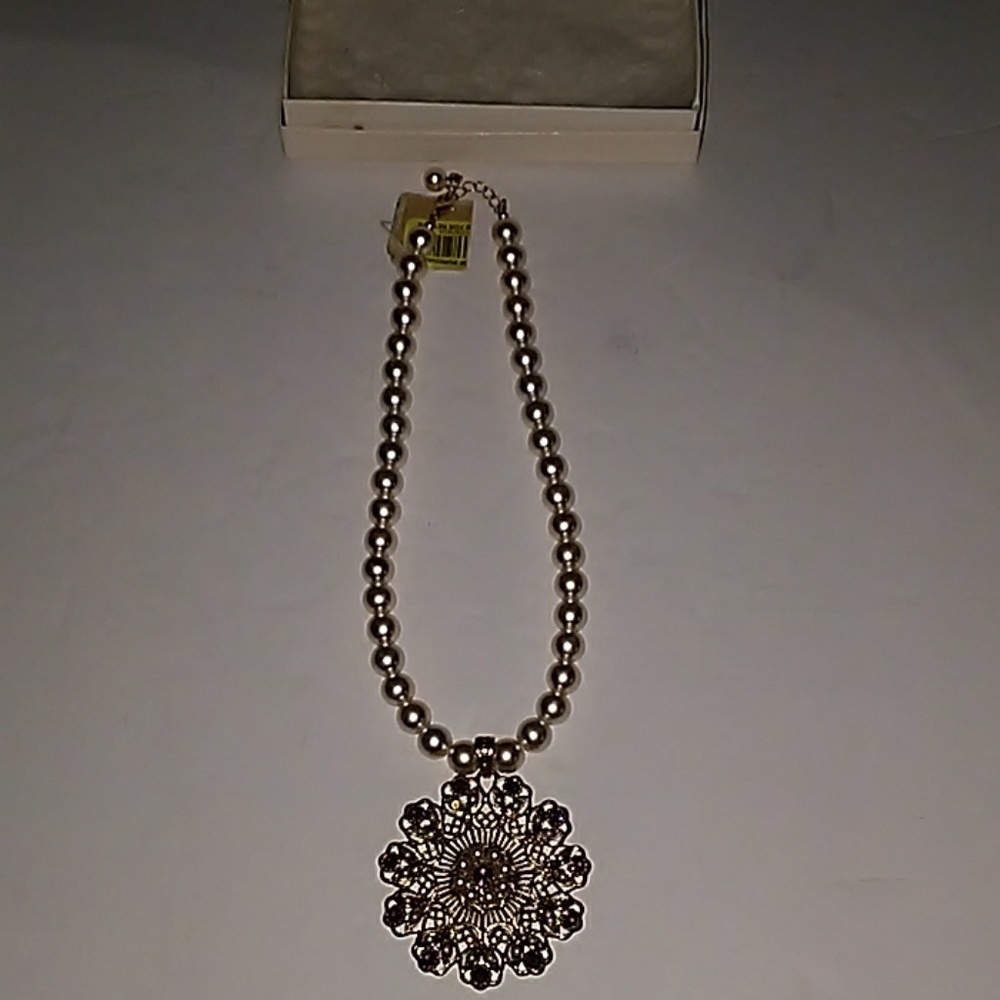 NWT  Women's Necklace